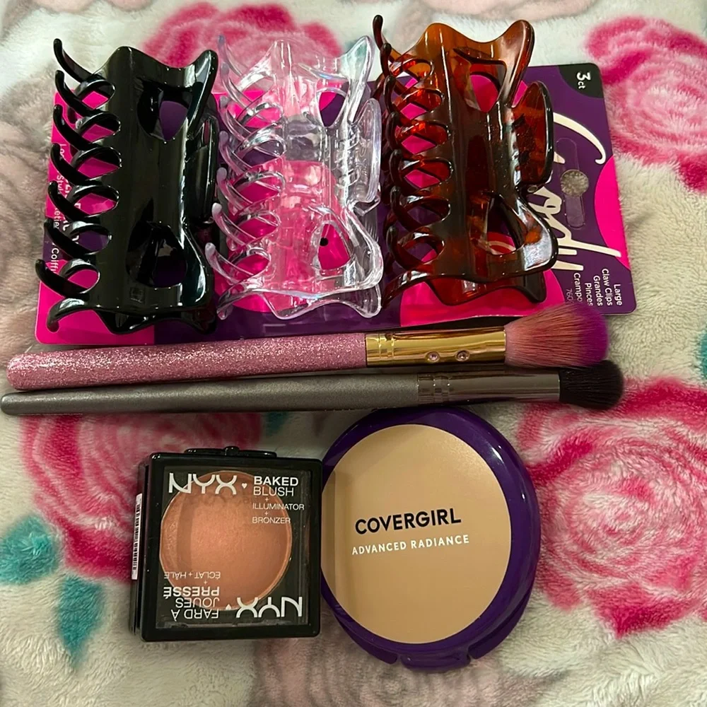 PRICE IS FIRM!! ♥️ Beauty bundle w/ hair clips ♥️ - NWOT!